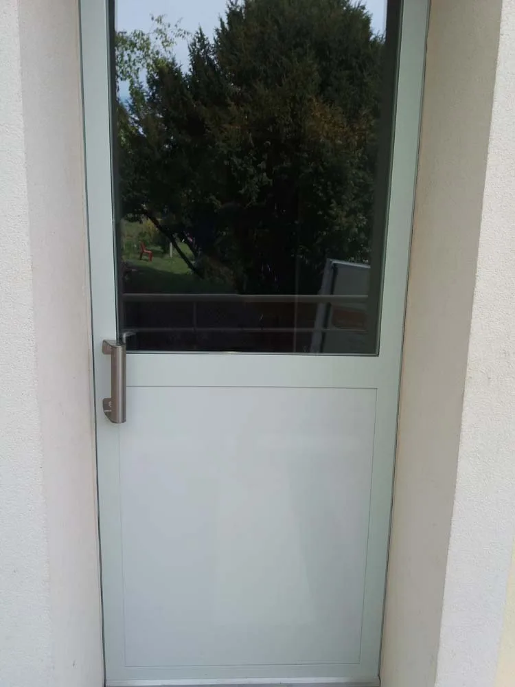 Porte métal avec fenêtre Porte métal avec fenêtre